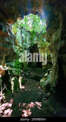 La grotte ruinait l'abbaye de talacre du pays de galles royaume-uni Banque D'Images