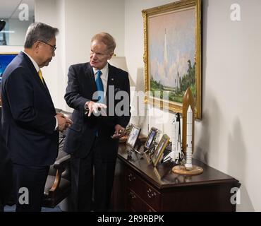 L'administrateur de la NASA Bill Nelson a montré des modèles de véhicules spatiaux au siège de la NASA Mary W. Jackson à Washington DC, le 2 février 2023, au Ministre des Affaires étrangères de la République de Corée, Jin Park. Banque D'Images