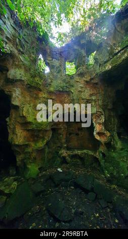 La grotte ruinait l'abbaye de talacre du pays de galles royaume-uni Banque D'Images