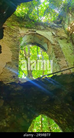 La grotte ruinait l'abbaye de talacre du pays de galles royaume-uni Banque D'Images