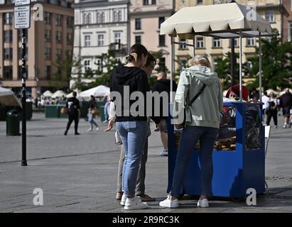 Cracovie, Pologne. 28th juin 2023. Teqball. Jeux européens de 2023. Place principale. Cracovie. Les gens au vendeur de rue Pretzel pendant l'événement Teqball aux Jeux européens de 2023, Cracovie, Pologne. Credit: Sport en images/Alamy Live News Banque D'Images