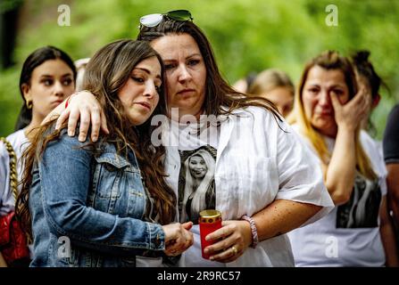 LA HAYE - 28/06/2023, parties intéressées lors d'une marche silencieuse pour l'employé de supermarché qui a été poignardé à mort. Jamel L., 56 ans, a été arrêté à l'extérieur du magasin. Le suspect a une longue histoire criminelle aux pays-Bas, en Angleterre et à Curaçao. En 2018, il a été condamné à TBS à Curaçao, mais les pays-Bas ont refusé d'adopter cette mesure. ANP ROBIN UTRECHT pays-bas - belgique sortie Banque D'Images