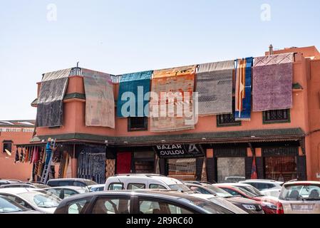 Impressions de souks marocains typiques dans la médina de Marrakech Banque D'Images