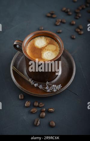 Tasse de café avec grains de café sur fond noir, vue du dessus Banque D'Images