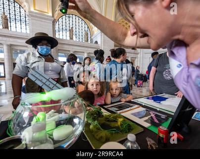 Expositions du jour de la Terre de la NASA. Les visiteurs explorent les expositions interactives de la NASA lors d'un événement du jour de la Terre, jeudi à 20 avril 2023, à la gare Union de Washington. Banque D'Images