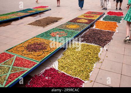 Impressions de souks marocains typiques dans la médina de Marrakech Banque D'Images