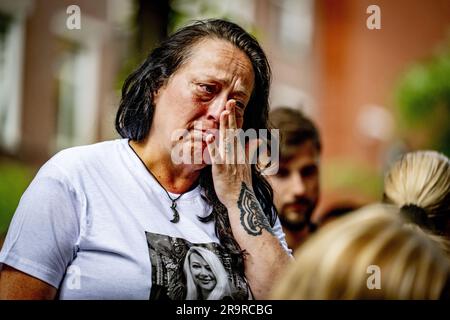 LA HAYE - 28/06/2023, parties intéressées lors d'une marche silencieuse pour l'employé de supermarché qui a été poignardé à mort. Jamel L., 56 ans, a été arrêté à l'extérieur du magasin. Le suspect a une longue histoire criminelle aux pays-Bas, en Angleterre et à Curaçao. En 2018, il a été condamné à TBS à Curaçao, mais les pays-Bas ont refusé d'adopter cette mesure. ANP ROBIN UTRECHT pays-bas - belgique sortie Banque D'Images