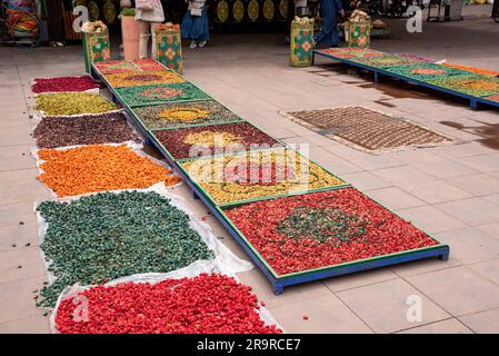 Impressions de souks marocains typiques dans la médina de Marrakech Banque D'Images