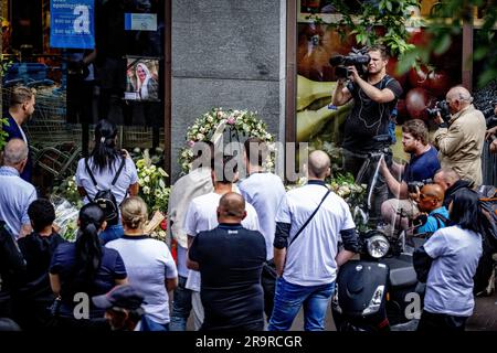 LA HAYE - 28/06/2023, parties intéressées lors d'une marche silencieuse pour l'employé de supermarché qui a été poignardé à mort. Jamel L., 56 ans, a été arrêté à l'extérieur du magasin. Le suspect a une longue histoire criminelle aux pays-Bas, en Angleterre et à Curaçao. En 2018, il a été condamné à TBS à Curaçao, mais les pays-Bas ont refusé d'adopter cette mesure. ANP ROBIN UTRECHT pays-bas - belgique sortie Banque D'Images