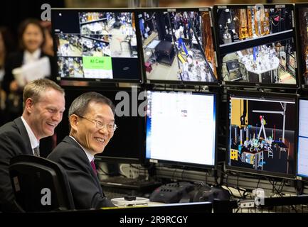 Le 25 avril 2023, Joe Easley, ingénieur de démonstration en robotique, a travaillé avec le ministre de la MSIT, Jong-Ho Lee, pour faire fonctionner un bras robotique au robot Operations Center de la NASA lors d’une visite du Goddard Space Flight Center à Greenbelt, Maryland. Banque D'Images