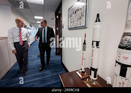 Des modèles de fusées ont été exposés lors d'une réunion entre l'administrateur de la NASA Bill Nelson et le secrétaire à l'éducation Miguel Cardona au siège de la NASA Mary W. Jackson à Washington le 24 mai 2023, avant la signature d'un protocole d'accord pour soutenir l'éducation STEM. Banque D'Images