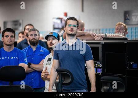 Artemis I lancement de la cérémonie de remise des prix du Directeur et de la plaque. Les membres de l'équipe d'Artemis se réunissent autour de la salle de tir 1 du centre de contrôle du lancement du Kennedy Space Center de la NASA en Floride, à 24 mars 2023, pour les premiers Prix du directeur du lancement d'Artemis. Première d’une série de missions de plus en plus complexes, Artemis I a lancé avec succès à partir du Launch Pad 39B de Kennedy à 1 h 47 Est le 16 novembre 2022. Banque D'Images