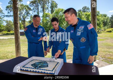Événement équipiers-4. De gauche à droite, les astronautes de la NASA Bob Hines, Jessica Watkins et Kjell Lindgren se préparent à servir du gâteau aux employés du Centre spatial Kennedy lors d'un événement d'appréciation qui s'est tenu au parc KARS du port spatial de Floride, à 22 mars 2023. Hines, Watkins et Lindgren, ainsi que Samantha Cristoforetti, astronaute de l’Agence spatiale européenne (ESA), ont été lancés à la Station spatiale internationale à bord d’un vaisseau spatial SpaceX Crew Dragon sur 27 avril 2022, à partir du complexe de lancement 39A de Kennedy. L'équipage est resté au laboratoire en orbite pendant environ six mois, menant des sciences critiques dans le cadre du Banque D'Images