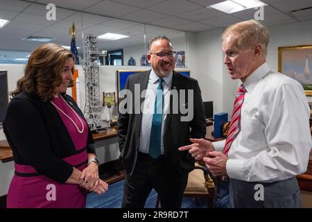 La secrétaire adjointe Cindy Marten, le secrétaire Miguel Cardona, et l'administrateur de la NASA Bill Nelson se sont rencontrés le 24 mai 2023 au siège de la NASA à Washington, D.C. avant de signer un protocole d'entente pour faire progresser l'éducation EN STIM et la collaboration des agences. Banque D'Images