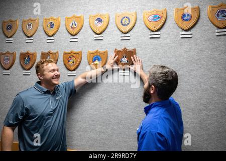 Artemis I lancement de la cérémonie de remise des prix du Directeur et de la plaque. La plaque Artemis est fixée au mur de la salle de tir 1 du centre de contrôle des lancements du Kennedy Space Center de la NASA en Floride, lors d’une cérémonie sur 24 mars 2023. Elliot Payne (à gauche) et Devin Aikman (à droite), membres de l'équipe de génie des armes et des appareils ombilicaux, sont sur le mur. Première d’une série de missions de plus en plus complexes, Artemis I a lancé avec succès à partir du Launch Pad 39B de Kennedy à 1 h 47 Est le 16 novembre 2022. Banque D'Images