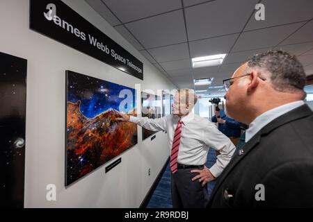 L'administrateur de la NASA Bill Nelson a montré des images du télescope spatial James Webb au secrétaire à l'éducation Miguel Cardona lors d'un mémorandum d'accord signé au siège de la NASA Mary W. Jackson à Washington le 24 mai 2023, mettant l'accent sur la collaboration dans le domaine de l'éducation DANS LE DOMAINE DES STEM. Banque D'Images