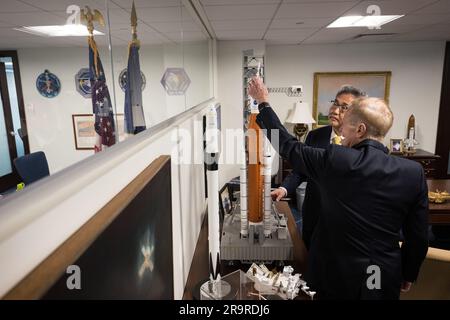 Le 2 février 2023, l'administrateur de la NASA Bill Nelson a montré au ministre des Affaires étrangères de la République de Corée, Jin Park, un modèle du système de lancement spatial (SLS) au siège de la NASA Mary W. Jackson à Washington DC. Banque D'Images