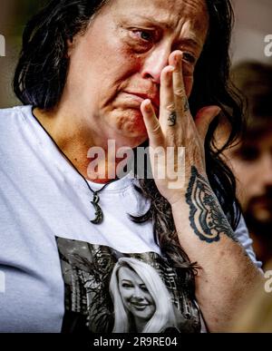 LA HAYE - 28/06/2023, parties intéressées lors d'une marche silencieuse pour l'employé de supermarché qui a été poignardé à mort. Jamel L., 56 ans, a été arrêté à l'extérieur du magasin. Le suspect a une longue histoire criminelle aux pays-Bas, en Angleterre et à Curaçao. En 2018, il a été condamné à TBS à Curaçao, mais les pays-Bas ont refusé d'adopter cette mesure. ANP ROBIN UTRECHT pays-bas - belgique sortie Banque D'Images