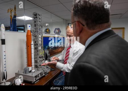 L'administrateur de la NASA Bill Nelson a montré des modèles du système de lancement spatial et de la capsule Orion au secrétaire à l'éducation Miguel Cardona au siège de la NASA Mary W. Jackson à Washington le 24 mai 2023, avant la signature d'un mémorandum d'accord pour soutenir l'éducation STEM. Banque D'Images