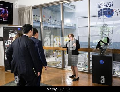 Vice-président Harris et président Yoon de GSFC. Dre Julie McEnery, scientifique principale de projet sur le télescope spatial romain Nancy Grace de la NASA, à droite, en bref le vice-président Kamala Harris, Le président Yoon Suk Yeol de la République de Corée et l’administrateur adjoint de la NASA PAM Melroy à propos du télescope spatial romain Nancy Grace dans la zone d’observation de la salle blanche de la baie, mardi, 25 avril 2023, au Centre de vol spatial Goddard de la NASA à Greenbelt, au Maryland Banque D'Images