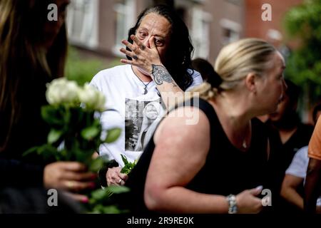 LA HAYE - 28/06/2023, parties intéressées lors d'une marche silencieuse pour l'employé de supermarché qui a été poignardé à mort. Jamel L., 56 ans, a été arrêté à l'extérieur du magasin. Le suspect a une longue histoire criminelle aux pays-Bas, en Angleterre et à Curaçao. En 2018, il a été condamné à TBS à Curaçao, mais les pays-Bas ont refusé d'adopter cette mesure. ANP ROBIN UTRECHT pays-bas - belgique sortie Banque D'Images