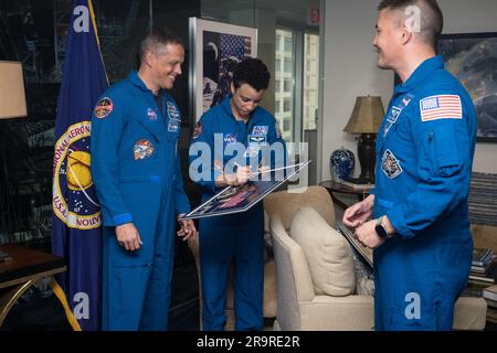 Le leadership de la NASA rencontre les astronautes de l'équipage SpaceX Crew-4 de la NASA. L’équipage SpaceX de la NASA-4 les astronautes de la NASA Robert Hines, Jessica Watkins et Kjell Lindgren signent des montages de leur mission pour la direction de la NASA, lundi, 27 mars 2023, au siège de la NASA Mary W. Jackson à Washington DC. Banque D'Images