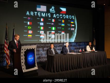 République tchèque Signature des accords Artémis. L'administrateur de la NASA, Bill Nelson, prononce un discours avant la signature des accords d'Artémis en tant que Miloslav Stašek, ambassadeur de la République tchèque aux États-Unis, deuxième de gauche, ministre des Affaires étrangères de la République tchèque, Jan Lipavský, deuxième de droite, Et Jennifer R. Littlejohn, sous-secrétaire d'État intérimaire pour les océans et les affaires environnementales et scientifiques internationales, à droite, à regarder, mercredi, 3 mai, 2023, au siège social de la NASA Mary W. Jackson à Washington DC. La République tchèque est le vingt-quatrième pays à signer Banque D'Images