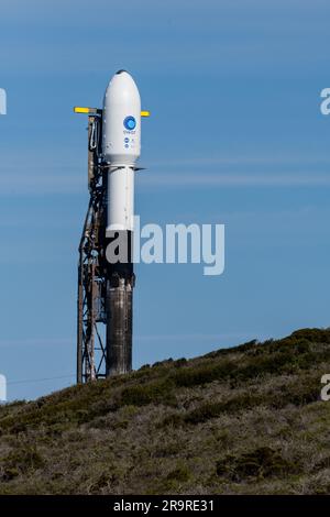 Prélaunch SWOT. Une fusée SpaceX Falcon 9 avec le vaisseau spatial SWOT (surface Water and Ocean Topography) à bord est considérée comme la préparation du lancement se poursuit, le mercredi 14 décembre 2022, au complexe de lancement spatial 4E de la base spatiale de Vandenberg, en Californie. Développée conjointement par la NASA et le Centre national d’études spatiales (CNES), avec la contribution de l’Agence spatiale canadienne (ASC) et de l’Agence spatiale du Royaume-Uni, la SWOT est la première mission satellite à observer presque toute l’eau à la surface de la Terre, mesurant la hauteur de l’eau dans les lacs, rivières, réservoirs de la planète, et l'océan. Banque D'Images