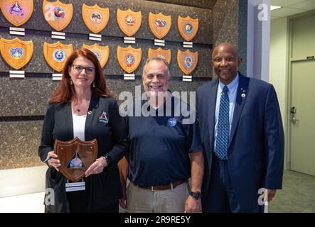 Artemis I lancement de la cérémonie de remise des prix du Directeur et de la plaque. Charlie Blackwell-Thompson, directeur du lancement d'Artemis, à gauche, tient la plaque Artemis I à l'intérieur du hall du centre de contrôle du lancement du Kennedy Space Center de la NASA, en Floride, sur 24 mars 2023. Shawn Quinn, directeur, exploration Ground Systems, et Kelvin Manning, directeur adjoint de Kennedy, se joignent à elle de gauche. Conformément à la tradition des programmes Apollo et de la navette spatiale, la plaque sera ajoutée au mur derrière eux. Première d’une série de missions de plus en plus complexes, Artemis I a lancé avec succès à partir du Launch Pad 39B de Kennedy Banque D'Images