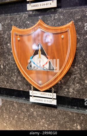 Artemis I lancement de la cérémonie de remise des prix du Directeur et de la plaque. La plaque Artemis I est fixée au mur à l’intérieur du hall du centre de contrôle des lancements du Kennedy Space Center de la NASA, en Floride, lors d’une cérémonie sur 24 mars 2023. Première d’une série de missions de plus en plus complexes, Artemis I a lancé avec succès à partir du Launch Pad 39B de Kennedy à 1 h 47 Est le 16 novembre 2022. Banque D'Images