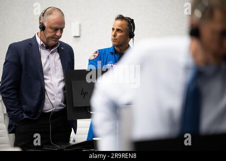 Tentative de lancement de SpaceX Crew-6 de la NASA. Norm Knight, directeur des opérations de vol au Johnson Space Center de la NASA, à gauche, et Joe Acaba, chef du bureau des astronautes, à droite, Sont vus comme ils surveillent le compte à rebours de la tentative de lancement d'une fusée SpaceX Falcon 9 transportant le vaisseau spatial Dragon de la compagnie sur la mission SpaceX Crew-6 de la NASA avec les astronautes de la NASA Stephen Bowen et Warren 'Woody' Hoburg, aux Émirats arabes Unis, l'astronaute Sultan Alneyadi, Et le coscosmos cosmonaute Andrey Fedyaev à bord, le lundi 27 février 2023, dans la salle de tir quatre du Launch Control Center du Kennedy Space Center de la NASA Banque D'Images