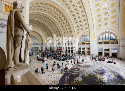 Expositions du jour de la Terre de la NASA. Les visiteurs explorent les expositions interactives de la NASA lors d'un événement du jour de la Terre, jeudi à 20 avril 2023, à la gare Union de Washington. Banque D'Images