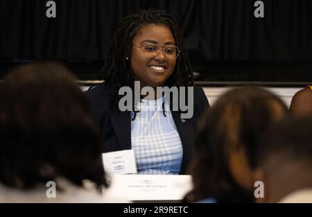 Table ronde de génération Artemis. Amber McIntyre, conseiller interagences et relations internationales à la NASA, est vu au cours d'une discussion avec Kim Macharia, directeur exécutif du prix de l'espace, Ronald Gamble, astrophysicien théorique au Goddard Space Flight Centre de la NASA, Et Zephanii Eisenstat, défenseur de l'espace et de la justice sociale à l'ANACP, lors d'une table ronde de la génération Artemis pour la semaine de l'espace noir, mardi, 20 juin 2023, au bureau exécutif Eisenhower à Washington. Dans le cadre de la semaine de l'espace noir, le Conseil national de l'espace et la NASA ont collaboré avec Black in Astro pour accueillir St Banque D'Images