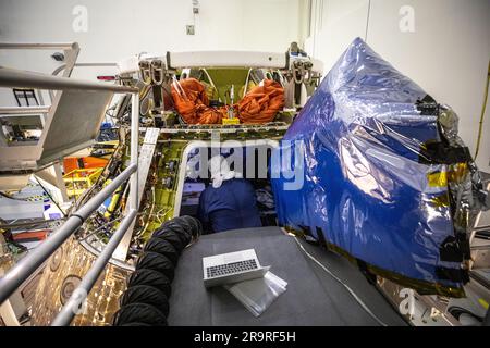 Artemis I Orion Retour et désentretien. Le 6 janvier 2023, un technicien décompresse la capsule Artemis I Orion de la NASA à l’intérieur du MPPF (Multi-Payload Processing Facility) du Kennedy Space Center en Floride. Orion éclaboussé dans l'océan Pacifique à 12:40 Est le 11 décembre 2022. Le vaisseau spatial a été fixé à l'intérieur du pont de puits de l'USS Portland pour le voyage aux États-Unis Base navale de Sand Diego, arrivée le 13 décembre 2022. Orion a été déchargé et transporté de nouveau à Kennedy pour mériter à l'intérieur du MPPF. Orion a lancé la fusée Space Launch System le 16 novembre 2022 à 1 h 47 Est de Kennedy Banque D'Images