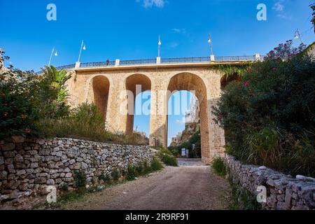 Polignano a Mare, Puglia, Italie: Pont Ponte di Polignano avec Bastione di Santo Stefano et la plage Lama Monachile en arrière-plan Banque D'Images