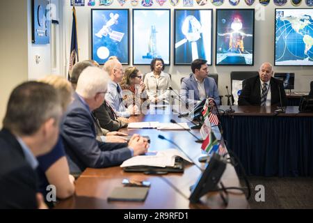 Bill Marinelli, responsable du développement du programme Scan de la NASA, a rencontré Alan Winde, Ken Bowersox, Badri Younes et d'autres responsables au siège de la NASA Mary W. Jackson le 13 juin 2023. Ils ont discuté du développement d'une antenne pour la mission Lunar exploration Ground sites (LEMS) à Matjiesfontein, en Afrique du Sud. Banque D'Images