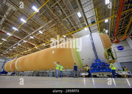 La NASA relie toutes les structures majeures de la phase centrale de la fusée de lune Artemis II. Les équipes de la NASA et de Boeing, l’entrepreneur principal de la phase de base, à l’installation d’assemblage Michoud de la NASA à la Nouvelle-Orléans, ont entièrement intégré les cinq principales structures de la phase de base de la fusée SLS (Space Launch System) pour Artemis II, La première mission Artemis qui enverra quatre astronautes autour de la Lune et les renverra à la maison. Les techniciens ont rejoint la section moteur au reste de la fusée 17 mars. Ensuite, les équipes intégreront les quatre moteurs RS-25 à la section des moteurs pour terminer l'étape. Situé en bas du Banque D'Images