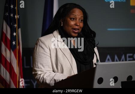 République tchèque Signature des accords Artémis. Jennifer R. Littlejohn, sous-secrétaire d'État intérimaire pour les océans et les affaires environnementales et scientifiques internationales, prononce une allocution avant la signature des accords d'Artemis par le ministre des Affaires étrangères de la République tchèque, Jan Lipavský, mercredi, 3 mai 2023, Au siège social de la NASA Mary W. Jackson à Washington DC. La République tchèque est le vingt-quatrième pays à signer les accords d'Artemis, qui établissent un ensemble de principes pratiques pour guider la coopération en matière d'exploration spatiale entre les pays participant au programme Artemis de la NASA Banque D'Images