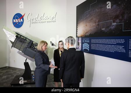 Vice-président Harris et président Yoon de GSFC. PAM Melroy, administratrice adjointe de la NASA, à gauche, Makenzie Lystrup, directrice du Goddard Space Flight Centre de la NASA, Et le ministre du SIT Jong-Ho Lee est vu avant l’arrivée du vice-président Kamala Harris et du président Yoon Suk Yeol de la République de Corée, mardi, 25 avril 2023, lors d’une visite du centre de vol spatial Goddard de la NASA à Greenbelt, au Maryland Banque D'Images