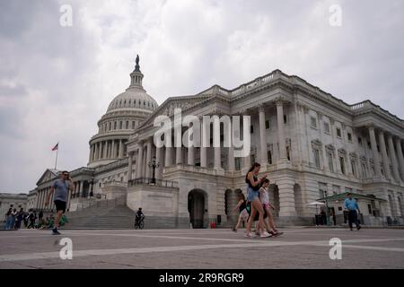 Washington, États-Unis. 28th juin 2023. Les gens marchent à côté des États-Unis Capitole à Washington, DC mercredi, 28 juin 2023. Photo de Ken Cedeno/UPI crédit: UPI/Alay Live News Banque D'Images