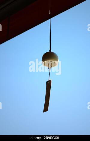 Les avant-pieds d'un magasin où un carillon de vent appelé 'Furin', une tradition japonaise d'été, est accroché. Banque D'Images