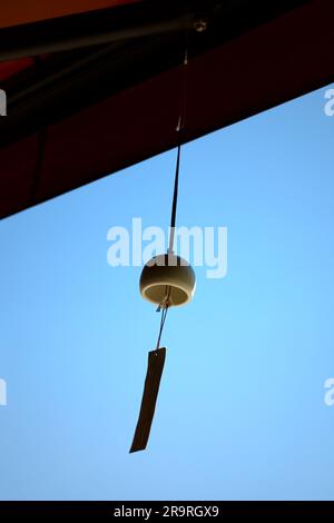 Les avant-pieds d'un magasin où un carillon de vent appelé 'Furin', une tradition japonaise d'été, est accroché. Banque D'Images