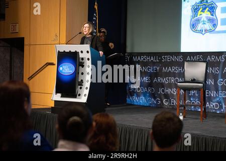 Événement SpaceX Crew-3 de la NASA sur l'engagement des employés. Kathryn Lueders, administratrice associée des opérations spatiales, prononce une allocution d'ouverture lors d'un événement d'engagement des employés avec Raja Chari, Kayla Barron, Tom Marshburn et Mark Vande Hei, astronautes de la NASA SpaceX Crew-3, le mercredi 7 décembre 2022, au siège social de la NASA Mary W. Jackson à Washington. Banque D'Images