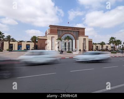 MARRAKECH, MAROC - 20 AVRIL 2023 - Bâtiment oriental moderne de la gare centrale de Marrakech, Maroc Banque D'Images