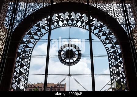 MARRAKECH, MAROC - 20 AVRIL 2023 - Bâtiment oriental moderne de la gare centrale de Marrakech, Maroc Banque D'Images