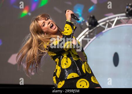 Pilton, Royaume-Uni. Dimanche 25 juin 2023. Glastonbury Festival Becky Hill sur l'autre scène © Jason Richardson / Alamy Live News Banque D'Images