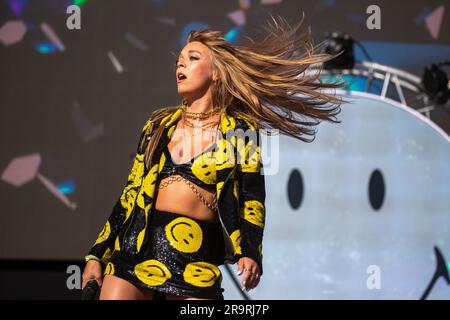 Pilton, Royaume-Uni. Dimanche 25 juin 2023. Glastonbury Festival Becky Hill sur l'autre scène © Jason Richardson / Alamy Live News Banque D'Images