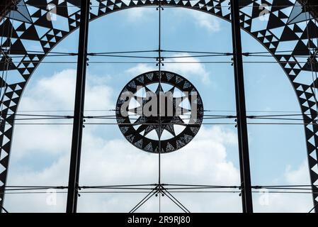 MARRAKECH, MAROC - 20 AVRIL 2023 - Bâtiment oriental moderne de la gare centrale de Marrakech, Maroc Banque D'Images