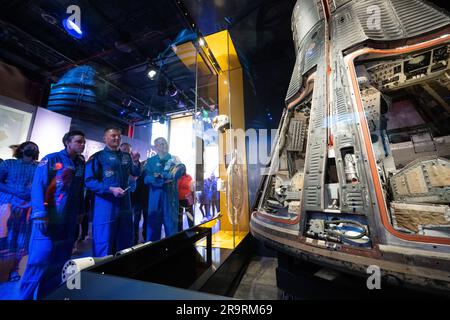 SpaceX Crew-4 de la NASA à NASM. Les astronautes de la NASA Jessica Watkins, à gauche, Kjell Lindgren, au centre, et Robert Hines, À droite, sont vus comme ils voient la capsule Gémeaux VII dans l'exposition destination Lune pendant une visite, mardi, 28 mars 2023 au Musée national de l'air et de l'espace de Smithsonian à Washington. Lindgren, Hines et Watkins ont passé 170 jours dans l'espace dans le cadre des expéditions 67 et 68 à bord de la Station spatiale internationale. Banque D'Images