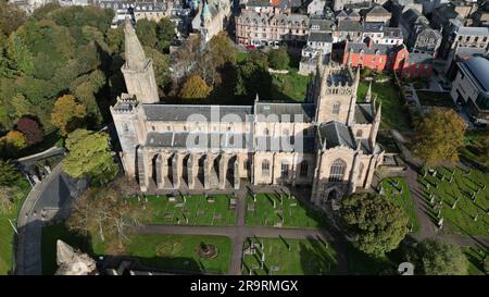 Vue aérienne de l'abbaye de Dunfermline en Écosse, lieu de repos du roi Robert the Bruce Banque D'Images